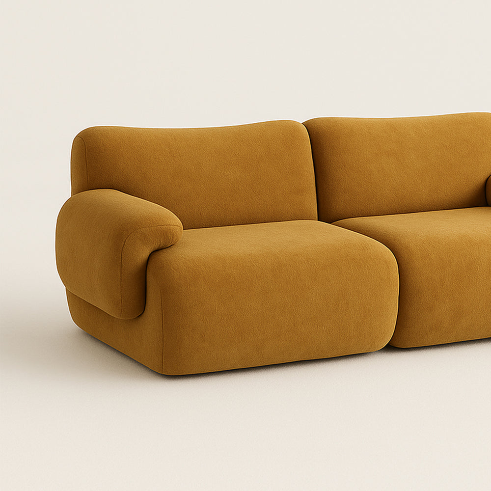 Sahara – Canapé 2 Places Sculptural en Tissu Sablé Miel